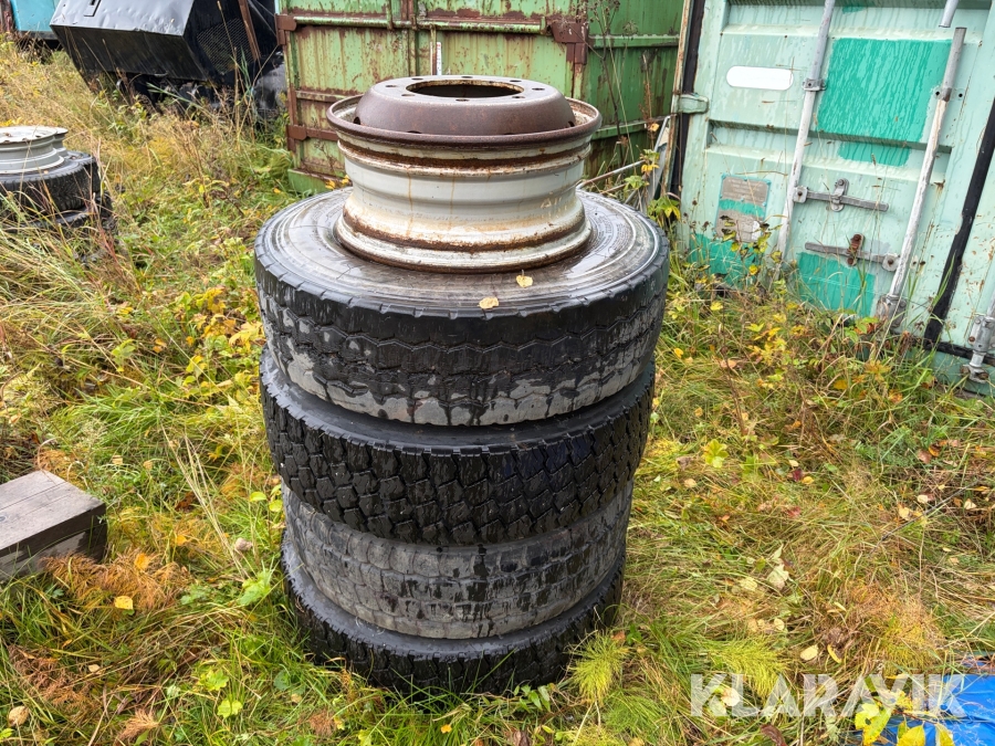 Däck med fälg Bridgestone 265/70R19.5 4st