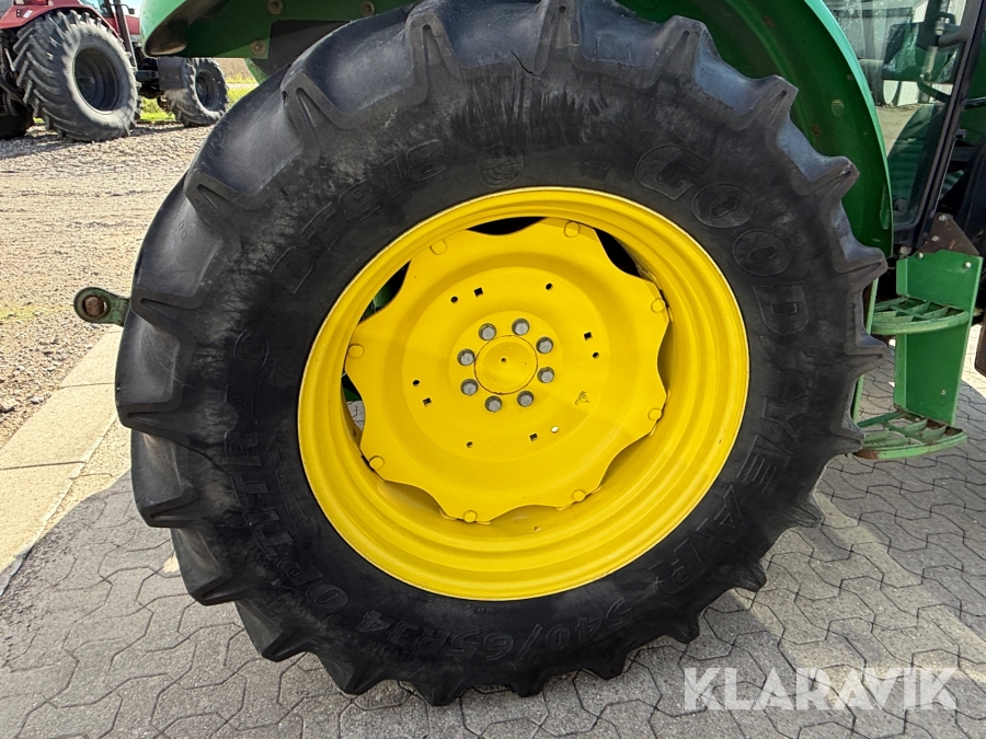 Traktor John Deere 5620