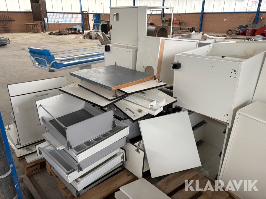 Diverse lådor och skåp