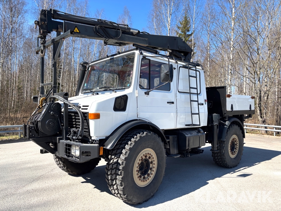 Kranbil Mercedes-Benz Unimogu 1300l med vinsch