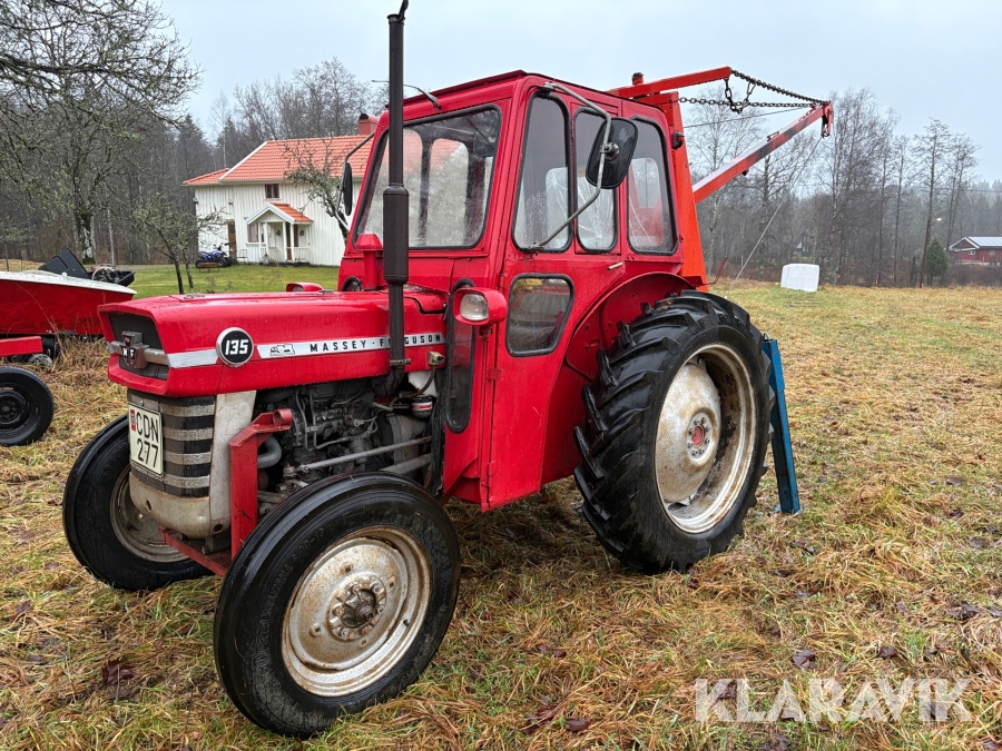 Veterantraktor Massey Ferguson 135 med kran och vagn