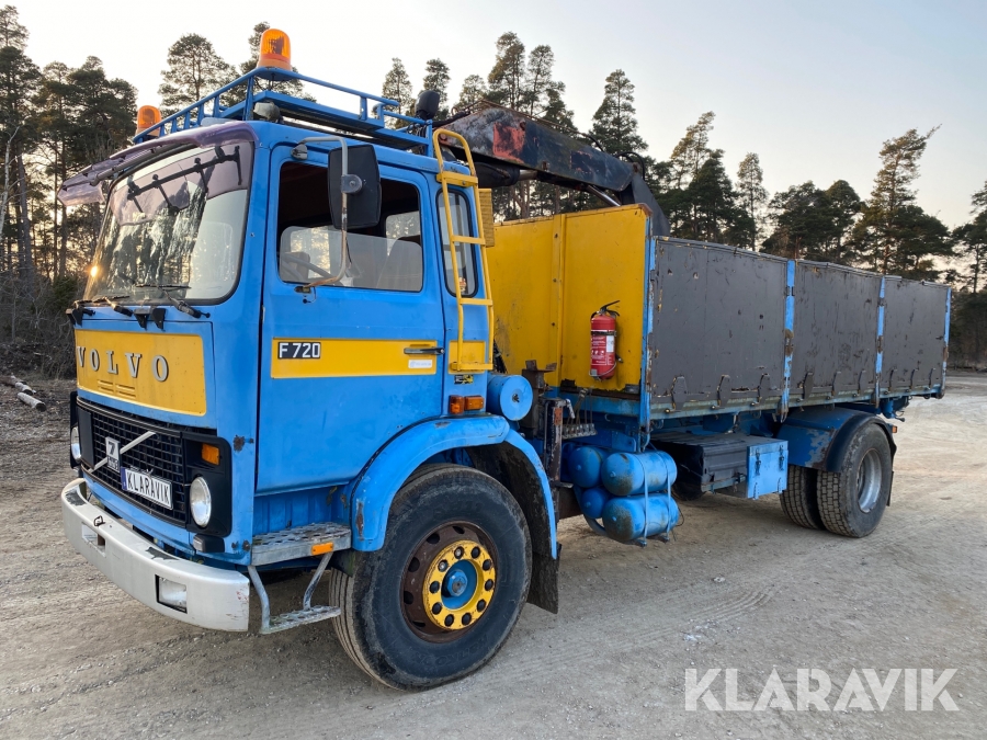 Veteranlastbil Volvo F7 4x2 med kran och tipp