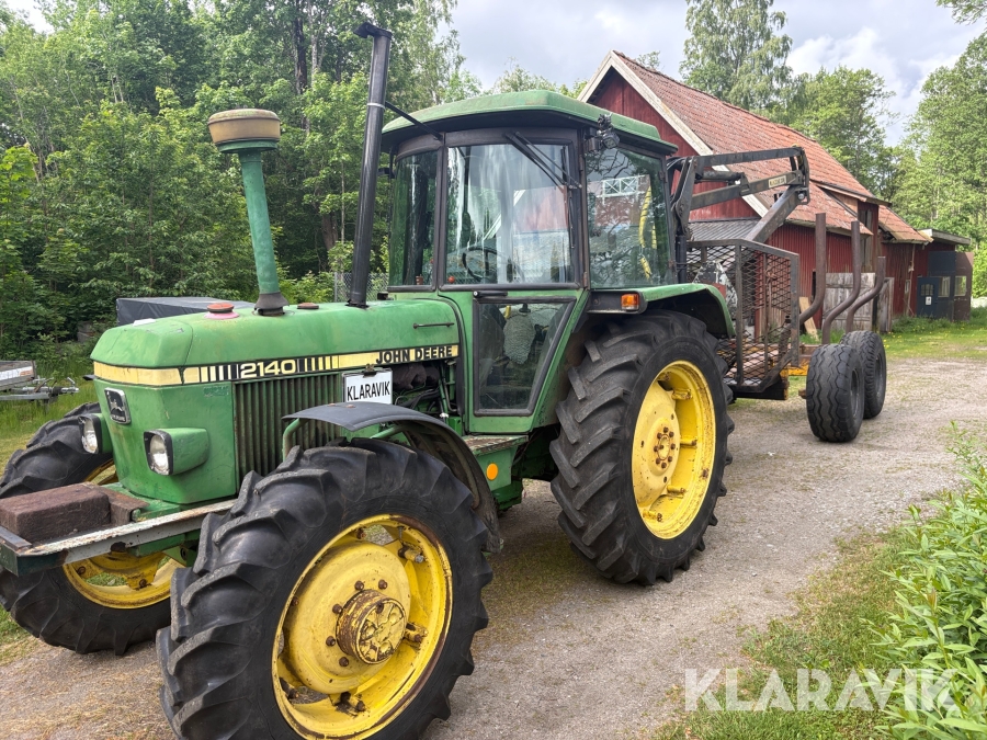 Traktor med Skogsvagn John Deere 2140