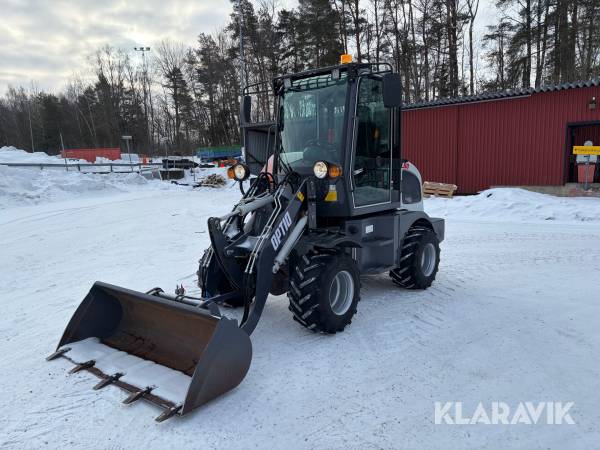 Hjullastare Optio WL80 med gafflar, vikplog, sandspridare, sopvals