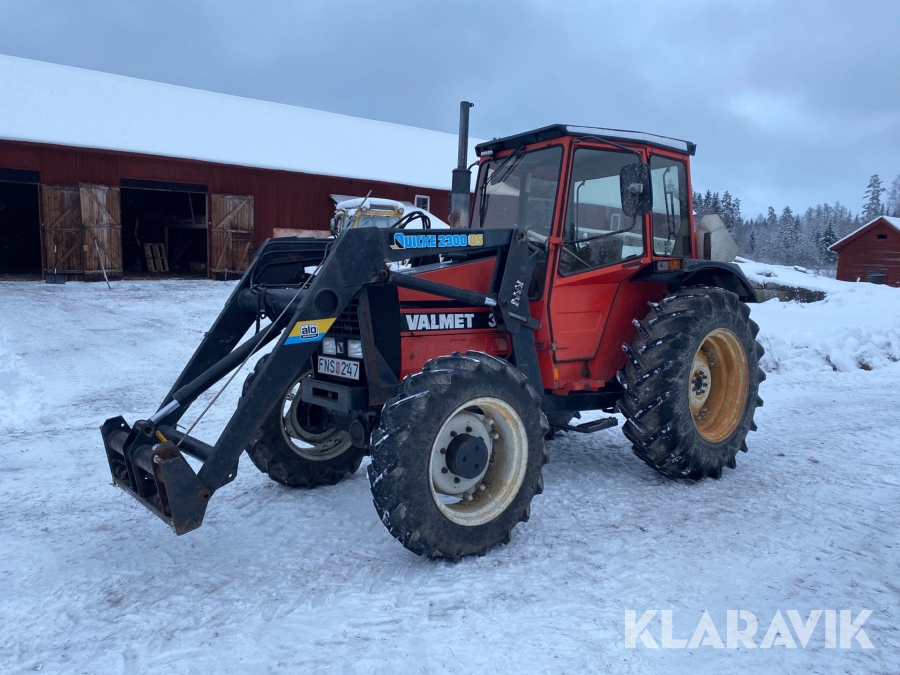 Traktor Valmet 305 med lastare och tillbehör