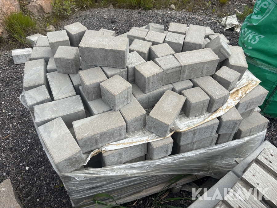 Blandade betongsten och plattor