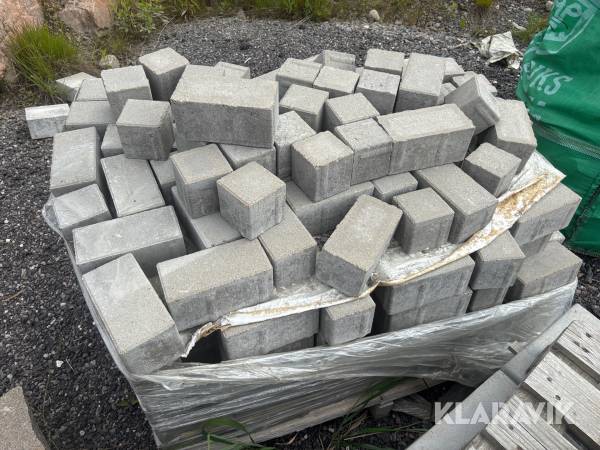 Blandade betongsten och plattor