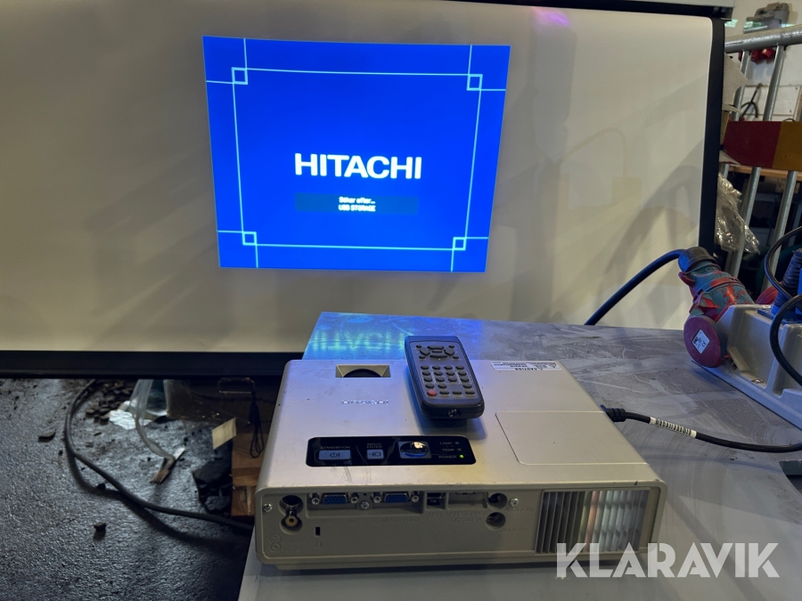 Projektor Hitachi CPX1 med duk