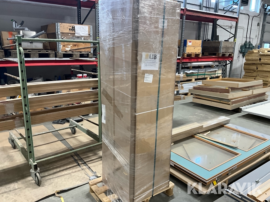 Skåp med städskåpsinredning LIB Haga kök