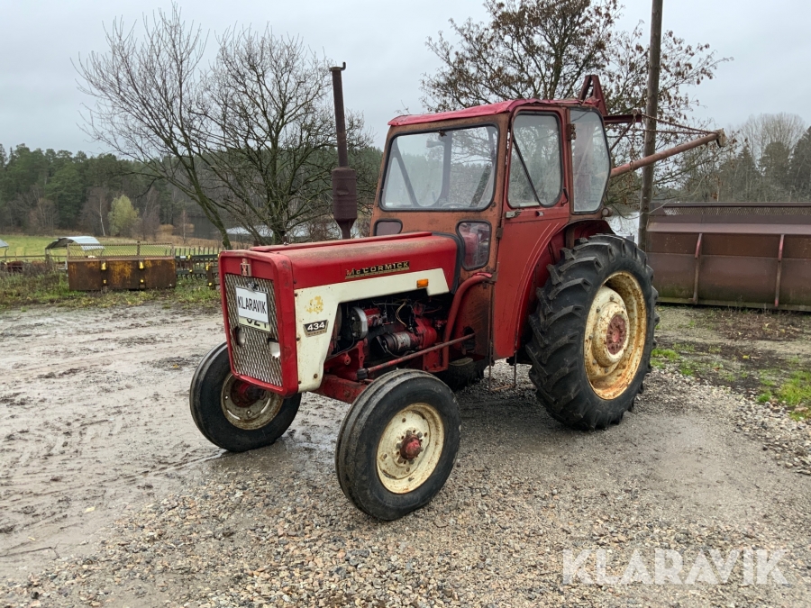 Traktor IH 434 med vajerkran