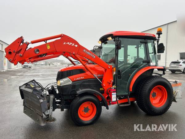 Kompakttraktor Kubota L4240 med plog, spridare, skopa & gafflar
