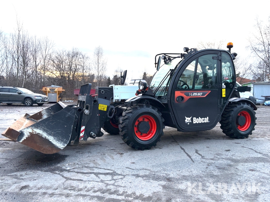 Teleskoplastare Bobcat TL25.60RB med skopa och gafflar