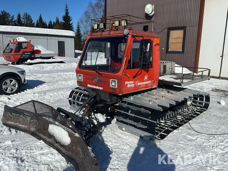 Pistmaskin Kässboher Pisten Bully PE 25 100 D med frontblad och fräs 