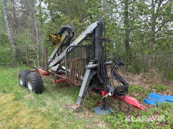 Skogsvagn Patu 9T med kran