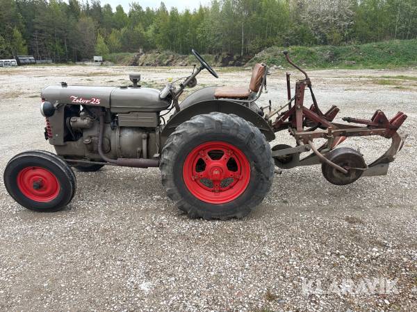 Veterantraktor Zetor T25 med 2-skärig plog