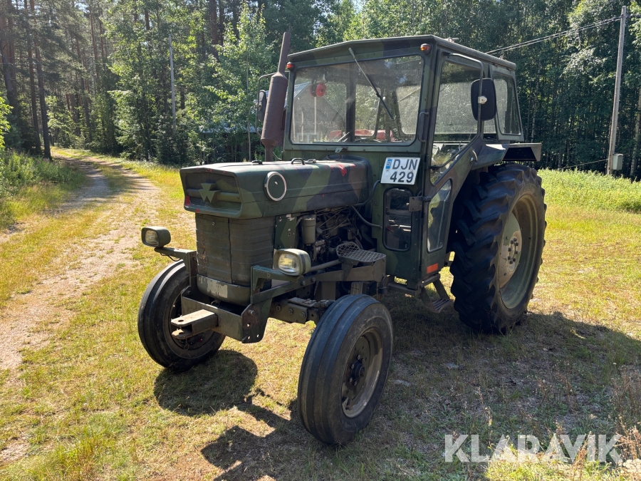 Veterantraktor Massey Ferguson MF188 med 4 vagnar
