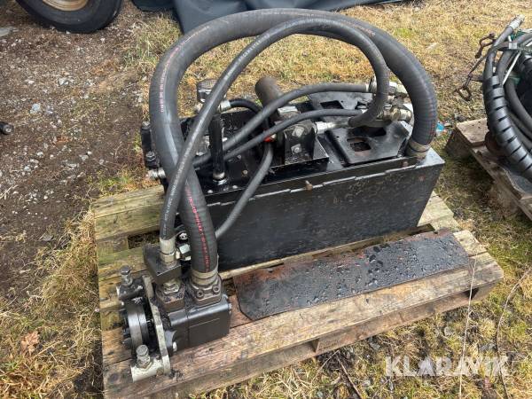 Kraftuttagsdriven hydraultank med hydraulpump