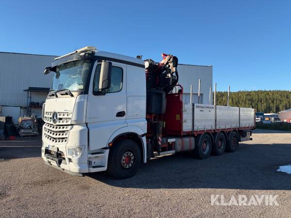 Flakbil Mercedes-Benz Arocs 3245 med kran