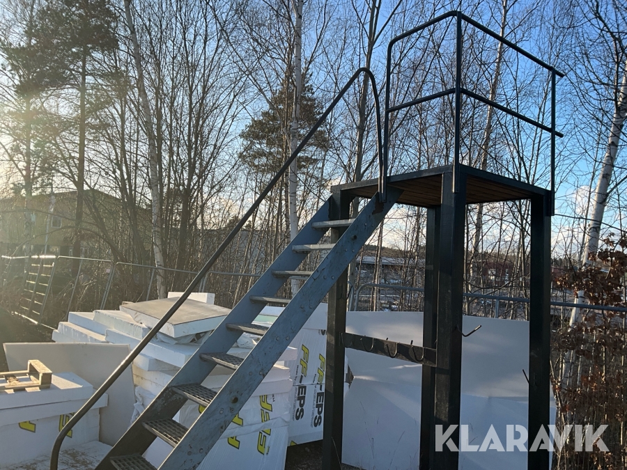 Arbetsplatå med metalltrapp