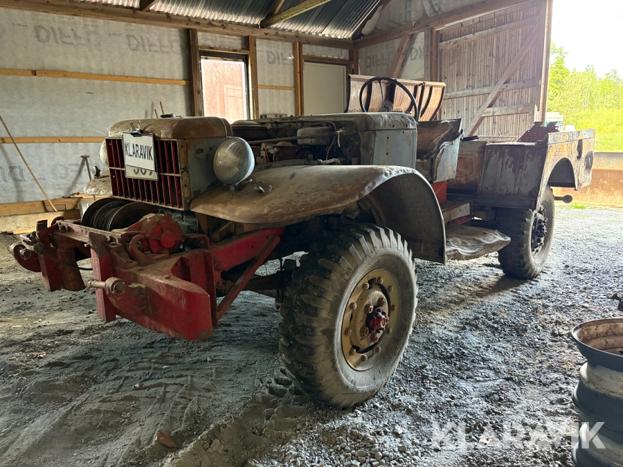 Militärfordon Dodge WC52 med plog