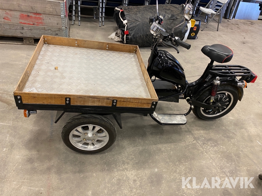 Flakmoped med back, tippbart flak och litiumbatteri