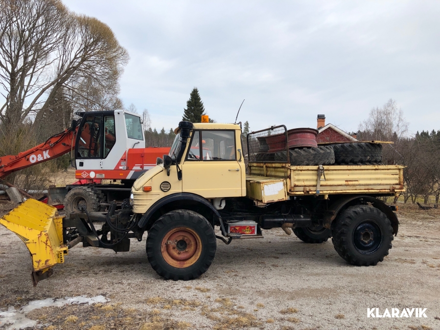 Terrängbil Mercedes-Benz Unimog 4WD med tillbehör