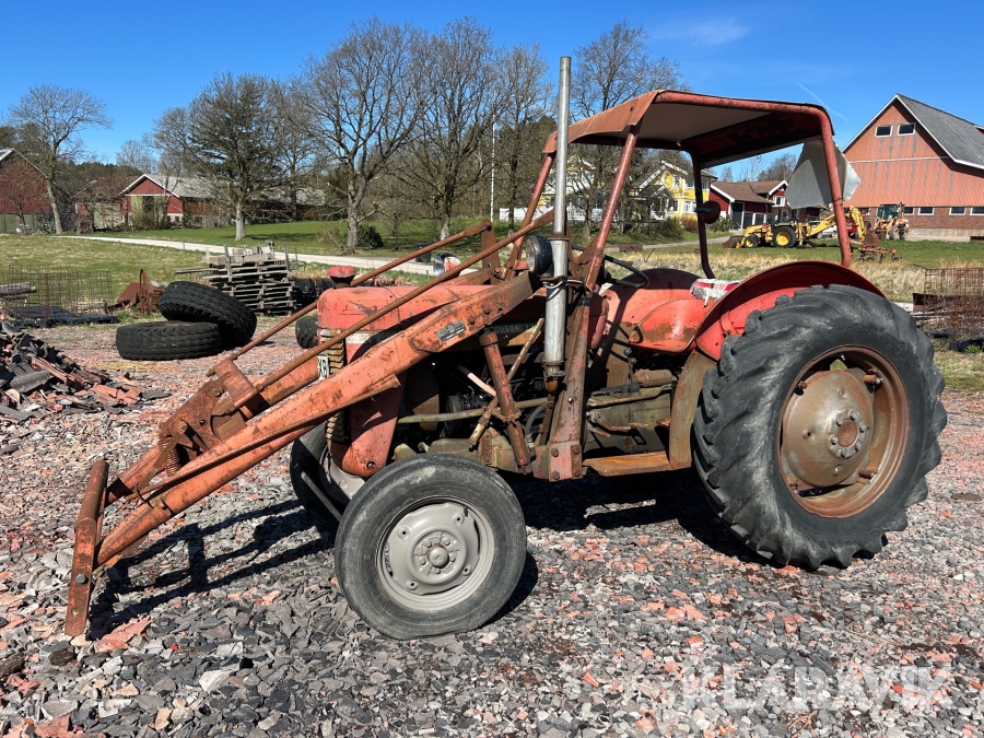 Traktor Massey Ferguson 30 med frontlastare veteran från 1964