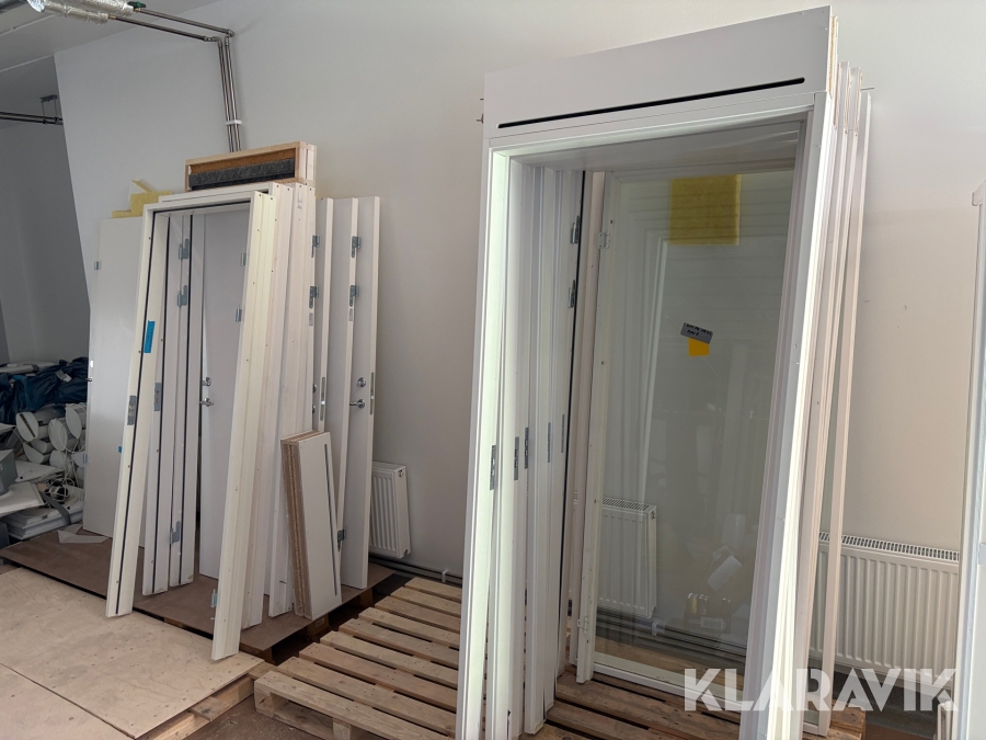 Stort parti med dörrar och glaspaneler Hulåns snickerifabrik ID 40mm