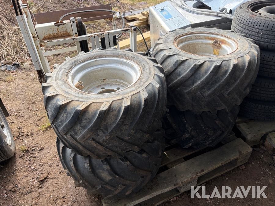 Entreprenaddäck med fälg BKT 31x15.50-15