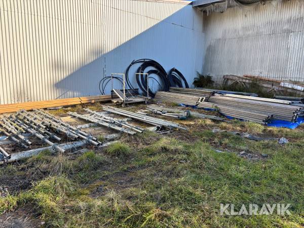 Diverse ställningsmaterial Layher plattformar / stolpar / Stödben