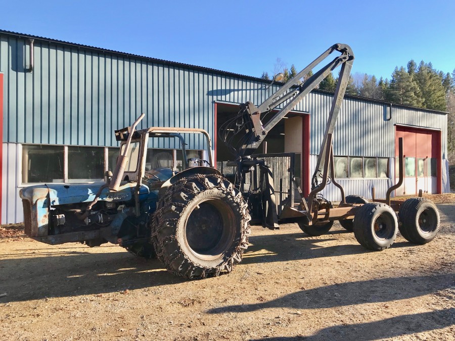 Skogstraktor Fordson Major med griplastarvagn