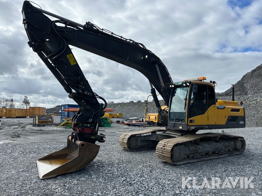 Grävmaskin Volvo EC250DL med rotator med grip och 1 skopa
