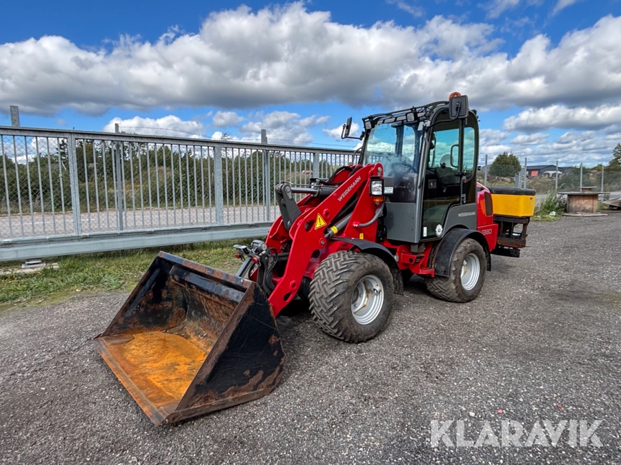 Kompaktlastare Weidemann 1380 med sandspridare och skopa