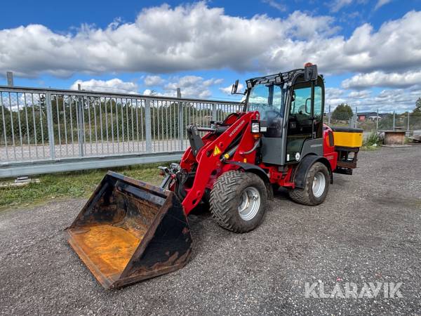 Kompaktlastare Weidemann 1380 med sandspridare och skopa