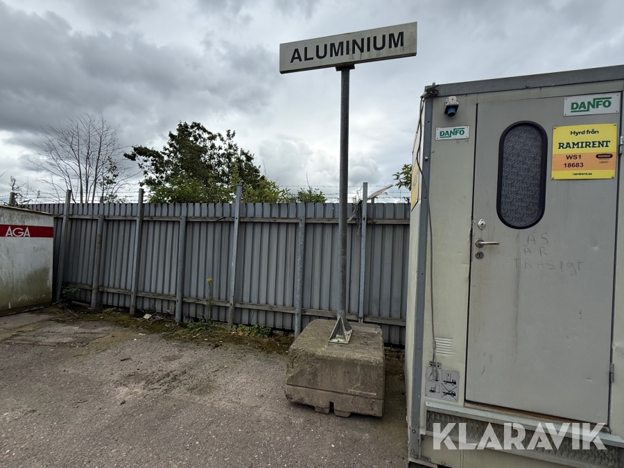 Mastskylt med betongfundament