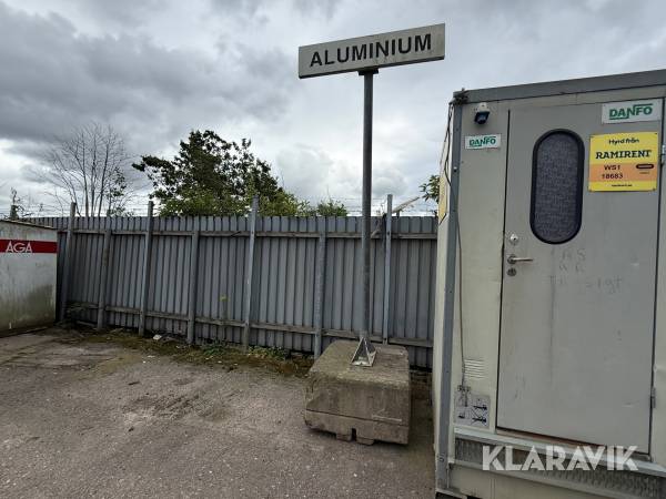 Mastskylt med betongfundament