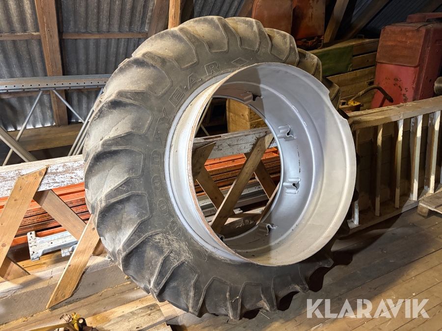 Dubbelmontage Goodyear 18.4-38 med spännare och bultar