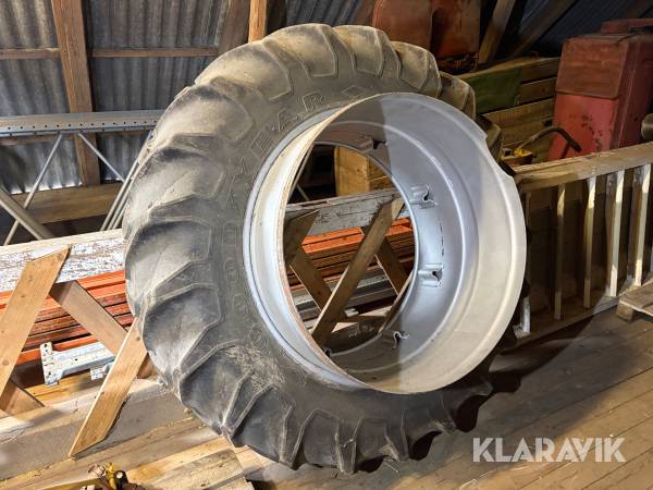 Dubbelmontage Goodyear 18.4-38 med spännare och bultar