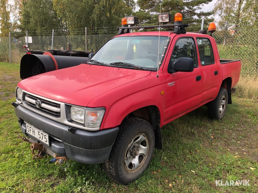 Pickup Toyota Hilux + Snöplog & Sandspidare