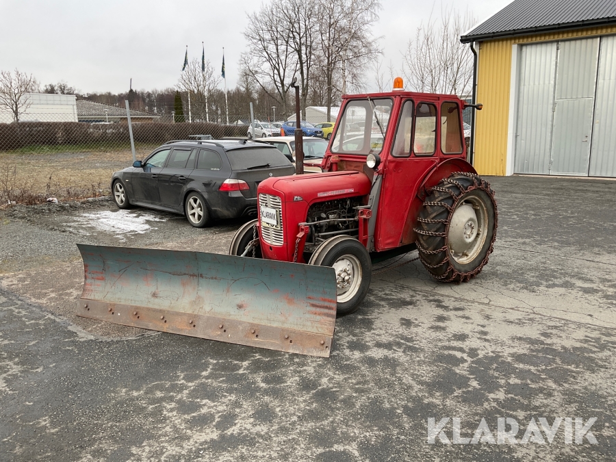 Veterantraktor Massey Ferguson MF35 med snöblad