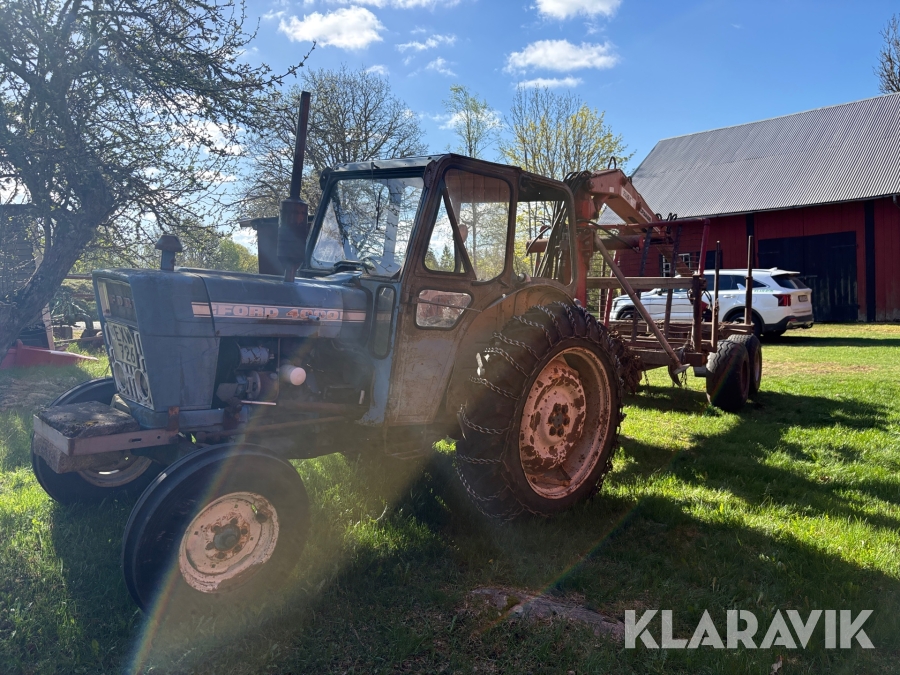 Traktor Ford 4000 med huggarvagn