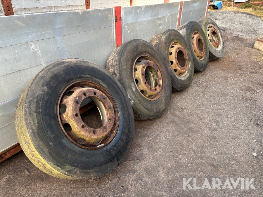 Lastbilsdäck 5 st däck på fälg
