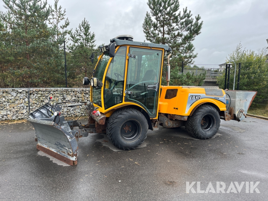 Redskapsbärare Belos TransGiant med vikplog och sandspridare