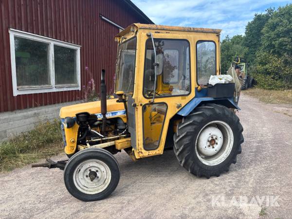 Traktor Leyland 154 med kran