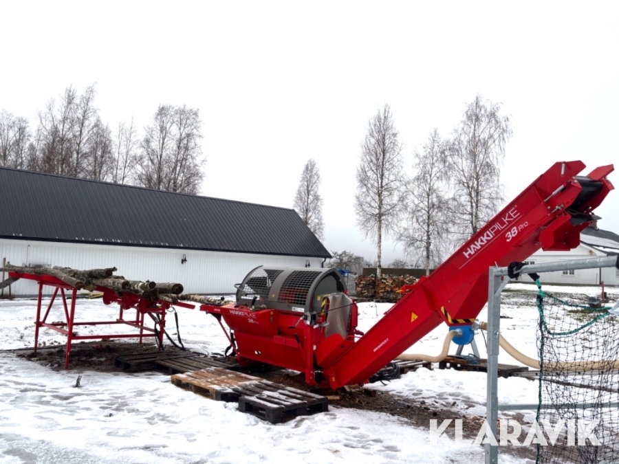 Vedmaskin / Vedprocessor Hakki Pilke 38 Pro med stockbord och spånsug
