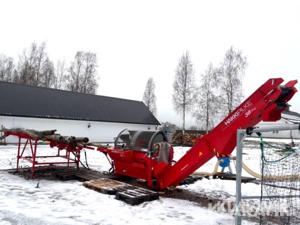 Vedmaskin / Vedprocessor Hakki Pilke 38 Pro med stockbord och spånsug
