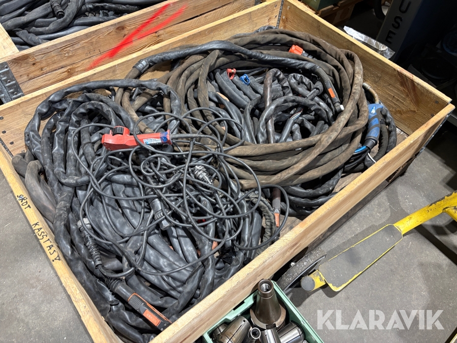 Parti med diverse kablar och slangpaket