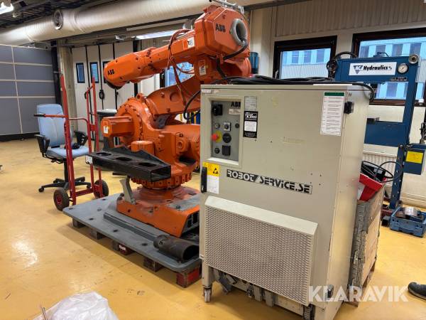Industrirobot ABB IRB 6600 med styrskåp