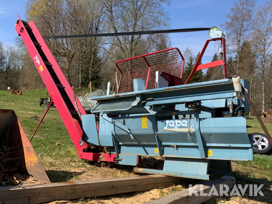 Vedmaskin Japa 700B traktordriven, höj och sänkbar elevator