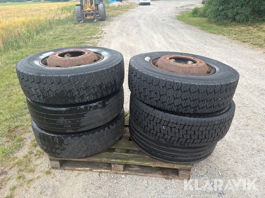 Däck på fälg 6 st 265 / 70 R19,5